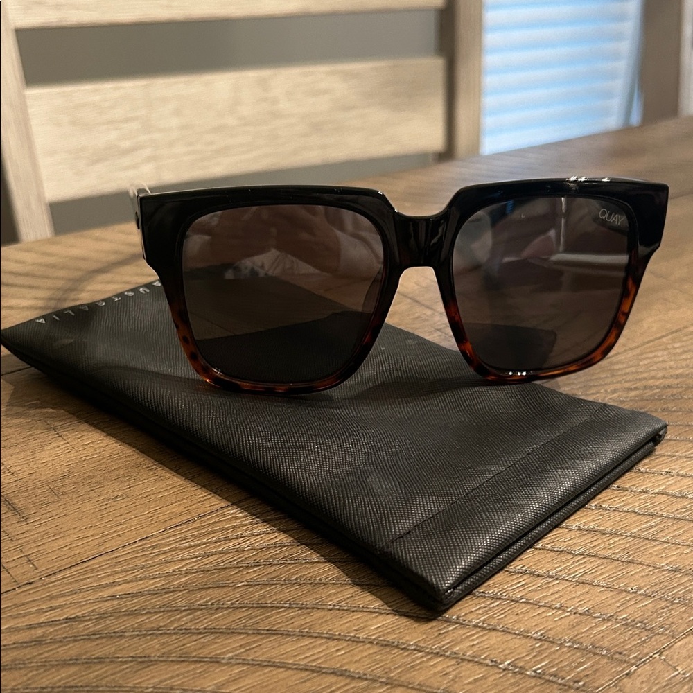Like new Quay Australia on the prowl black and tortoise sunglasses- mirror lens